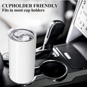 Pu&ograve; includere: Un bicchiere bianco con coperchio trasparente &egrave; in un portabicchieri per auto. Il bicchiere cilindrico ha un design minimalista. Il testo sopra il bicchiere recita "CUPHOLDER FRIENDLY Fits in most cup holders". L'interno dell'auto &egrave; nero e grigio.