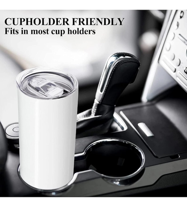 Pu&ograve; includere: Un bicchiere bianco con coperchio trasparente &egrave; in un portabicchieri per auto. Il bicchiere cilindrico ha un design minimalista. Il testo sopra il bicchiere recita "CUPHOLDER FRIENDLY Fits in most cup holders". L'interno dell'auto &egrave; nero e grigio.