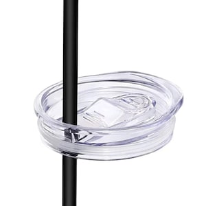 Pu&ograve; includere: Un coperchio per bicchiere in plastica trasparente con una cannuccia nera. La cannuccia &egrave; inserita attraverso il coperchio. La parola "DOWNWARD" &egrave; scritta in nero accanto alla cannuccia.