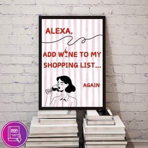 Può includere: Un poster stampabile con uno sfondo a strisce rosa e bianche. Il poster presenta un'illustrazione di cartone animato di una persona che beve vino con il testo "Alexa, aggiungi vino alla mia lista della spesa... ancora".