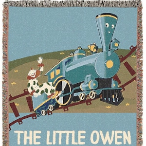 Könnte beinhalten: Ein blauer und gelber Zug mit einem lächelnden Gesicht fährt einen Hügel auf einem braunen Gleis hinauf. Der Zug zieht einen Flachwagen mit einem Clown darauf. Der Text "THE LITTLE OWEN THAT COULD" ist unter dem Zug gedruckt.