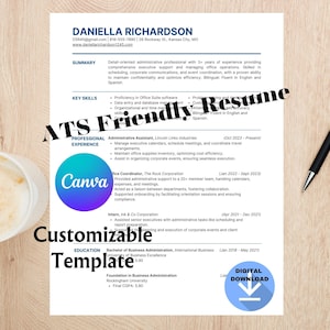 Puede incluir: Una plantilla de currículum con un esquema de color azul y blanco. La plantilla es personalizable e incluye secciones para resumen, habilidades clave, experiencia profesional y educación. El texto "ATS Friendly Resume" está en una fuente grande y está resaltado en azul.