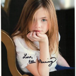Elle Fanning YOUNG EARLY SIGNATURE Signed Photo -