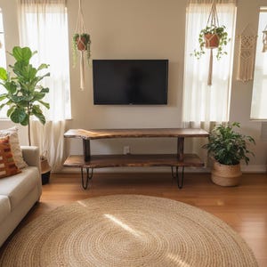 Medienkonsole mit Baumkante, handgefertigtes rustikales TV-Möbel, Massivholzmöbel für das Wohnzimmer Bild 8