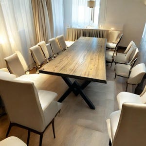 Live Edge Esstisch in Walnuss, handgefertigter Massivholztisch mit schwarzen X-Beinen, auch perfekt als rustikaler Schreibtisch zu Hause oder im Büro