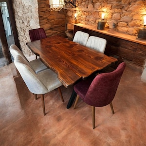 Live Edge Esstisch, handgefertigter Massivholztisch mit schwarzen Metallbeinen, rustikaler Tisch in Sondergröße für Küche oder Esszimmer