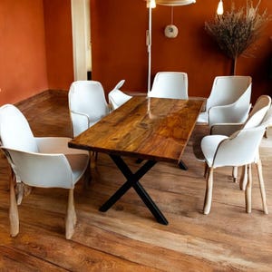 Esstisch aus Nussbaumholz, handgefertigter rustikaler Küchentisch, Live Edge Massivholztisch mit Metallbeinen, moderne Bauernhausmöbel