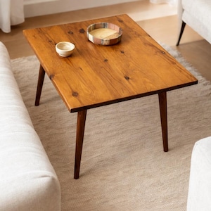 Table basse carrée en pin, meubles modernes du milieu du siècle faits main avec pieds fuselés