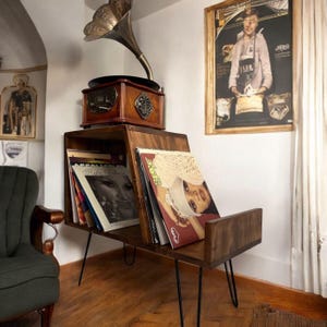 Ręcznie robiony drewniany stojak na gramofon, zabytkowa konsola gramofonowa, przechowywanie płyt winylowych i retro meble muzyczne do salonu, nowoczesny stojak na sprzęt audio