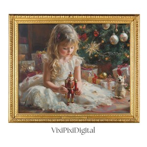Może przedstawiać: Oprawiony obraz przedstawiający młodą dziewczynkę w białej sukience trzymającą dziadka do orzechów. Jest otoczona zapakowanymi prezentami, choinką i pluszową myszką. Dzieło ma ciepłą paletę barw ze złotymi akcentami.