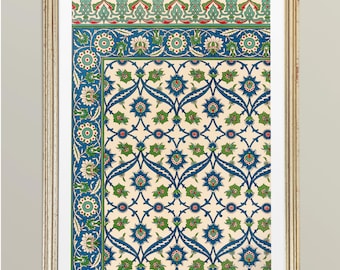 Könnte beinhalten: Gerahmter Druck mit einem detaillierten Blumenmuster in Blau, Grün und Rot auf cremefarbenem Hintergrund. Das Design umfasst stilisierte Blumen und Ranken, mit einem Rand aus sich wiederholenden Blumenmotiven. Der Rahmen ist goldfarben.