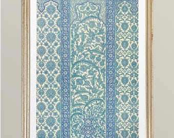 Könnte beinhalten: Ein gerahmter Druck mit einem detaillierten Blumenmuster in Blau- und Cremetönen. Das Kunstwerk zeigt ein kompliziertes Design mit stilisierten Blumen und Blättern, gerahmt in einem goldfarbenen Rahmen. Der Druck ist ein digitales Kunstwerk von VixiPixiDigital.