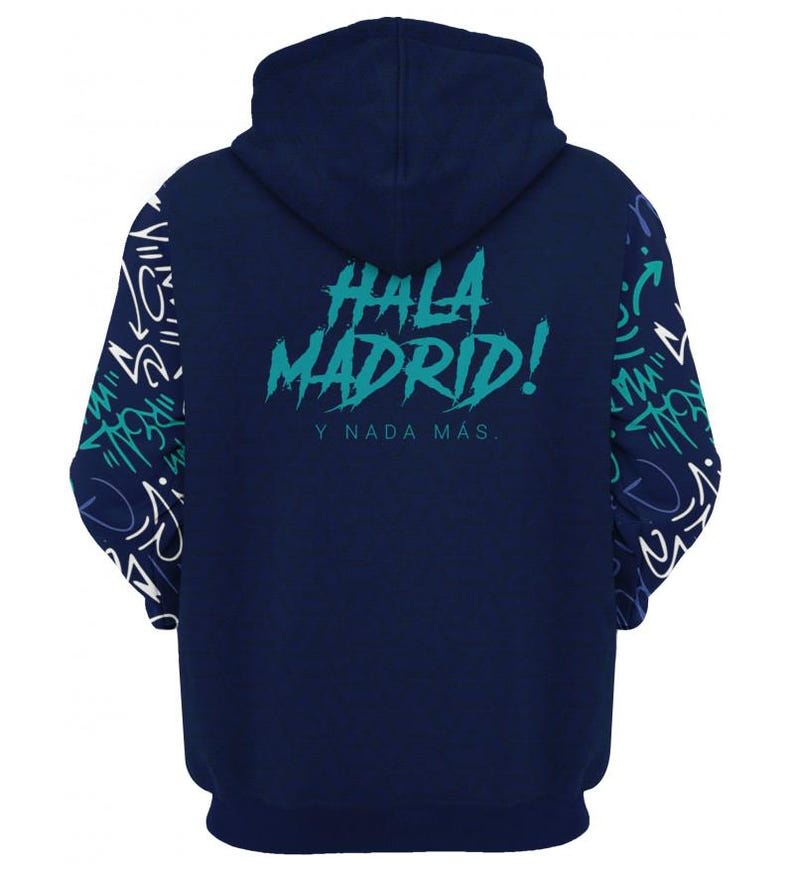 Op de afbeelding: Een marineblauwe hoodie met een witte en groene grafische print op de rug die "Hala Madrid! Y nada mas." zegt.