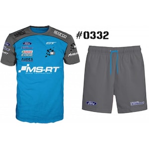 Puede incluir: Un conjunto de camiseta y pantalón corto de carreras gris y azul. La camiseta tiene un frente azul con los logotipos "MS-RT ROAD TECHNOLOGY" y "Ford". Los pantalones cortos son grises con un cordón azul y logotipos "Ford" y "EcoBoost".
