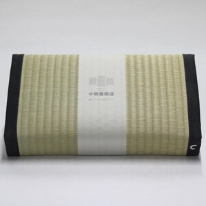 Top-down view of the Agura Tatami cushion. Its symmetrical, well-balanced form and minimalist design evoke the aesthetic principles of Zen. The surface, made from natural rush grass (igusa) grown in Kumamoto, reflects a gentle sheen depending on the light, offering a refined and elegant presence.