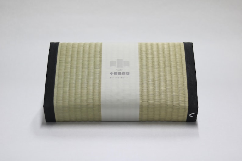 Top-down view of the Agura Tatami cushion. Its symmetrical, well-balanced form and minimalist design evoke the aesthetic principles of Zen. The surface, made from natural rush grass (igusa) grown in Kumamoto, reflects a gentle sheen depending on the light, offering a refined and elegant presence.