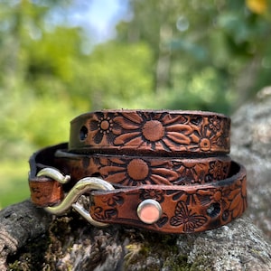 Pulsera envolvente de cuero con margaritas: cierre de plata antigua estilo boho