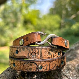 Pulsera de cuero hecha a mano: Joyería bohemia con calaveras de azúcar