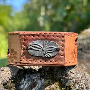Brazalete de cuero rústico hecho a mano: diseño floral labrado