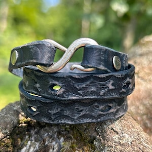 Pulsera envolvente de cuero azul oscuro hecha a mano: Joyería bohemia azteca
