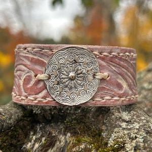 Pulsera de cuero hecha a mano: medallón rústico, ajuste ajustable