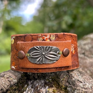 Brazalete de cuero rústico artesanal con diseño floral labrado