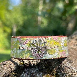 Pulsera de cuero hecha a mano: Margarita de peltre, ajustable, estilo bohemio.