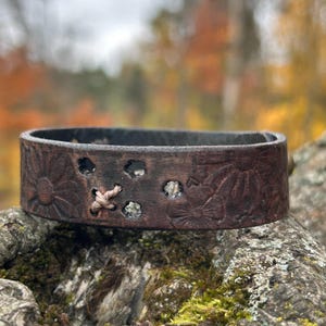 Pulsera de cuero hecha a mano: estampado de margaritas marrones, estilo floral bohemio.