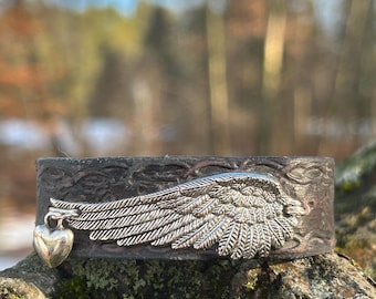 Handgemaakte zwarte leren verenarmband: tinnen vleugel en hart