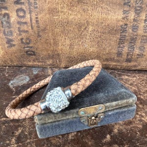Pulsera de cuero trenzado estilo bolo, pulsera estilo surfista