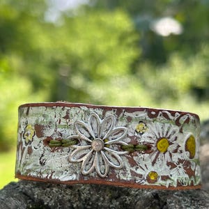 Pulsera de cuero hecha a mano: diseño bohemio de margaritas, ajuste ajustable.