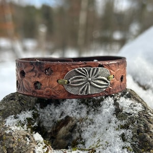 Pulsera tipo brazalete de cuero marrón hecha a mano con diseño de margaritas: Pulsera apilable estilo bohemio