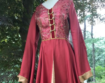Hermoso vestido medieval carmesí y oro renacentista inspirado en juego de tronos personaje Cersei Lannister