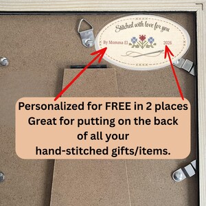 Op de afbeelding: Een houten achterpaneel met een ovale sticker met de tekst "Stitched with love for you" en "By Momma El 2026". De tekst "Personalized for FREE in 2 places" is ook zichtbaar.