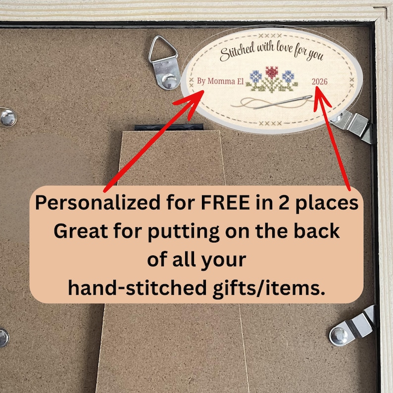Op de afbeelding: Een houten achterpaneel met een ovale sticker met de tekst "Stitched with love for you" en "By Momma El 2026". De tekst "Personalized for FREE in 2 places" is ook zichtbaar.