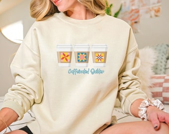 Sudadera Quilter con cafeína, regalo de Quilter, sudadera con edredón y amante del café, regalo para alguien que ama el café y el acolchado