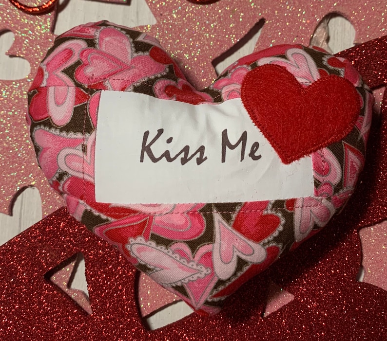 French Country Small Heart Pillow Farmhouse Valentine/'s Day Tier Tray Decor 6 inch KISS ME Valentine/'s Day Pillow Brown Pink Red Heart
