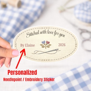 Puede incluir: Una pegatina ovalada beige con el texto "Stitched with love for you" y "By Elaine 2026". La pegatina presenta flores bordadas y un dise&ntilde;o de aguja e hilo. Tambi&eacute;n son visibles las palabras "Personalized Needlepoint / Embroidery Sticker".