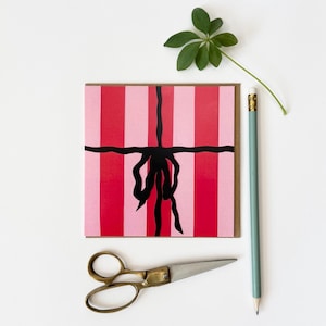 Cartão de felicitações de comemoração / Convite para festa / Presente de aniversário / Cartão para namorada / Nota de agradecimento / Listras rosa e vermelhas / Decoração de laço / Em branco por dentro
