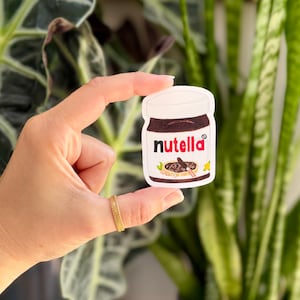 Crema spalmabile al cioccolato e nocciole, adesivo singolo, vinile fustellato lucido, condimenti per la colazione, album di ritagli per laptop, bottiglia d'acqua, Kindle