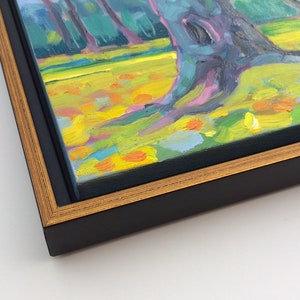 Puede incluir: Pintura al &oacute;leo de una escena de parque con &aacute;rboles y una zona de c&eacute;sped. La obra de arte est&aacute; enmarcada en un marco negro con un borde interior dorado. La pintura presenta colores vibrantes, incluyendo amarillo, verde y azul.