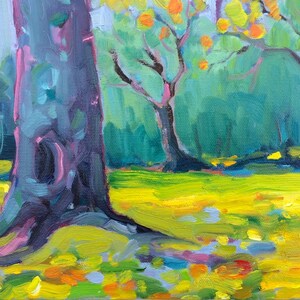Puede incluir: Pintura impresionista de una escena de bosque. El primer plano presenta un gran tronco de &aacute;rbol con un tono gris oscuro y azul. El suelo est&aacute; cubierto de pinceladas amarillas y naranjas, lo que sugiere hojas ca&iacute;das. El fondo muestra follaje verde y otros &aacute;rboles.