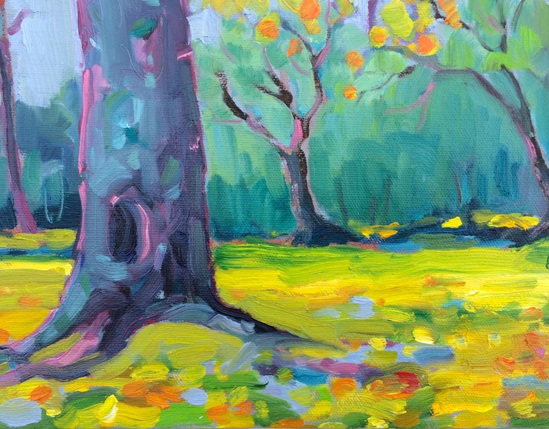 Puede incluir: Pintura impresionista de una escena de bosque. El primer plano presenta un gran tronco de &aacute;rbol con un tono gris oscuro y azul. El suelo est&aacute; cubierto de pinceladas amarillas y naranjas, lo que sugiere hojas ca&iacute;das. El fondo muestra follaje verde y otros &aacute;rboles.