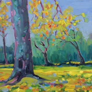 Puede incluir: Pintura al &oacute;leo de una escena de parque con &aacute;rboles en primer plano y un bosque en segundo plano. Los &aacute;rboles tienen hojas amarillas y naranjas, y el suelo est&aacute; cubierto de hierba amarilla y hojas ca&iacute;das. El cielo es azul claro.