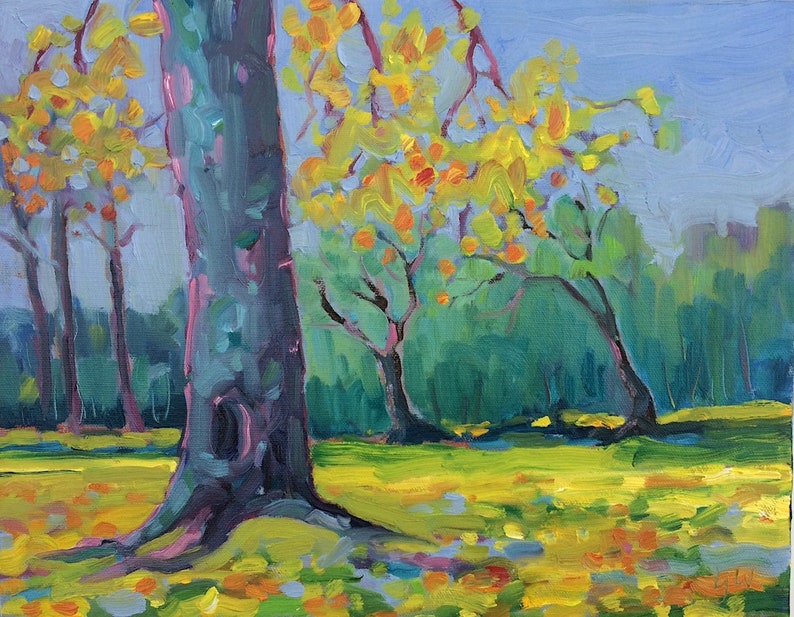 Puede incluir: Pintura al &oacute;leo de una escena de parque con &aacute;rboles en primer plano y un bosque en segundo plano. Los &aacute;rboles tienen hojas amarillas y naranjas, y el suelo est&aacute; cubierto de hierba amarilla y hojas ca&iacute;das. El cielo es azul claro.
