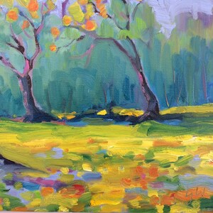 Puede incluir: Pintura al &oacute;leo impresionista de una escena de parque. Dos &aacute;rboles con follaje naranja y amarillo se arquean sobre una vibrante zona de c&eacute;sped amarillo y verde. El fondo presenta un denso bosque verde bajo un cielo azul claro.
