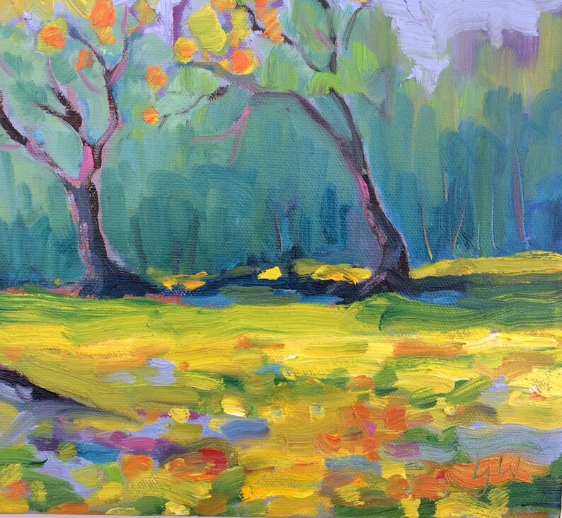Puede incluir: Pintura al &oacute;leo impresionista de una escena de parque. Dos &aacute;rboles con follaje naranja y amarillo se arquean sobre una vibrante zona de c&eacute;sped amarillo y verde. El fondo presenta un denso bosque verde bajo un cielo azul claro.
