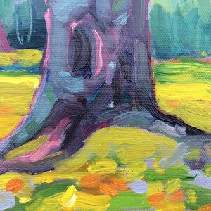 Puede incluir: Pintura impresionista de un tronco de &aacute;rbol y sus ra&iacute;ces, realizada con gruesas pinceladas. El tronco es una mezcla de tonos morados, azules y rosas, con follaje amarillo y verde en primer plano. La obra evoca la naturaleza.