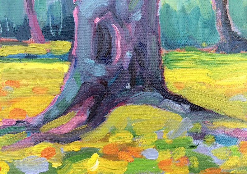 Puede incluir: Pintura impresionista de un tronco de &aacute;rbol y sus ra&iacute;ces, realizada con gruesas pinceladas. El tronco es una mezcla de tonos morados, azules y rosas, con follaje amarillo y verde en primer plano. La obra evoca la naturaleza.