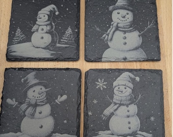 Conjunto de 4 porta-copos de Natal em ardósia gravados a laser com desenhos de bonecos de neve.
